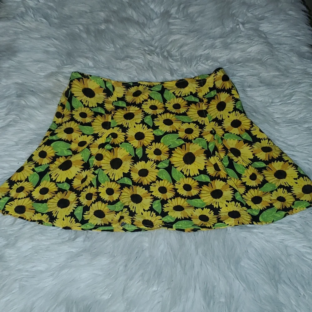 ~~Divided by H&M Sunflower Print Skirt – Size 8~~